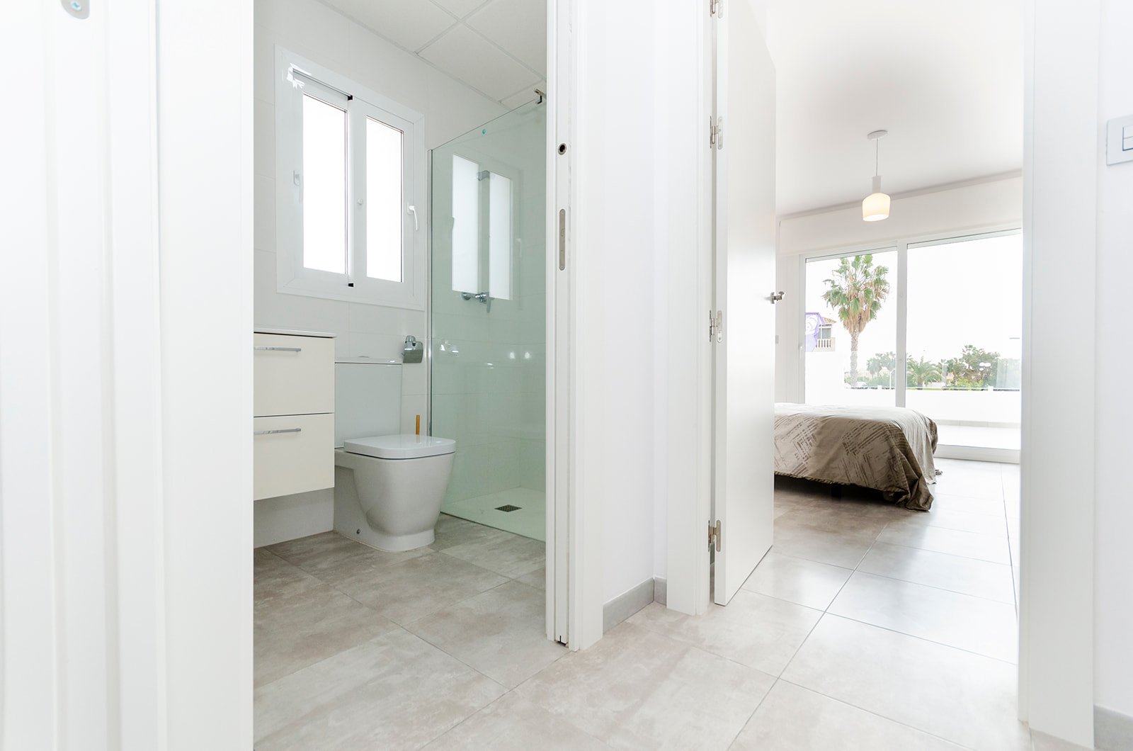  In der charmanten Stadt Torrevieja gelegen, bietet diese Wohnanlage eine exklusive Auswahl von 7 Reihenhäusern. Diese Häuser sind für diejenigen konz