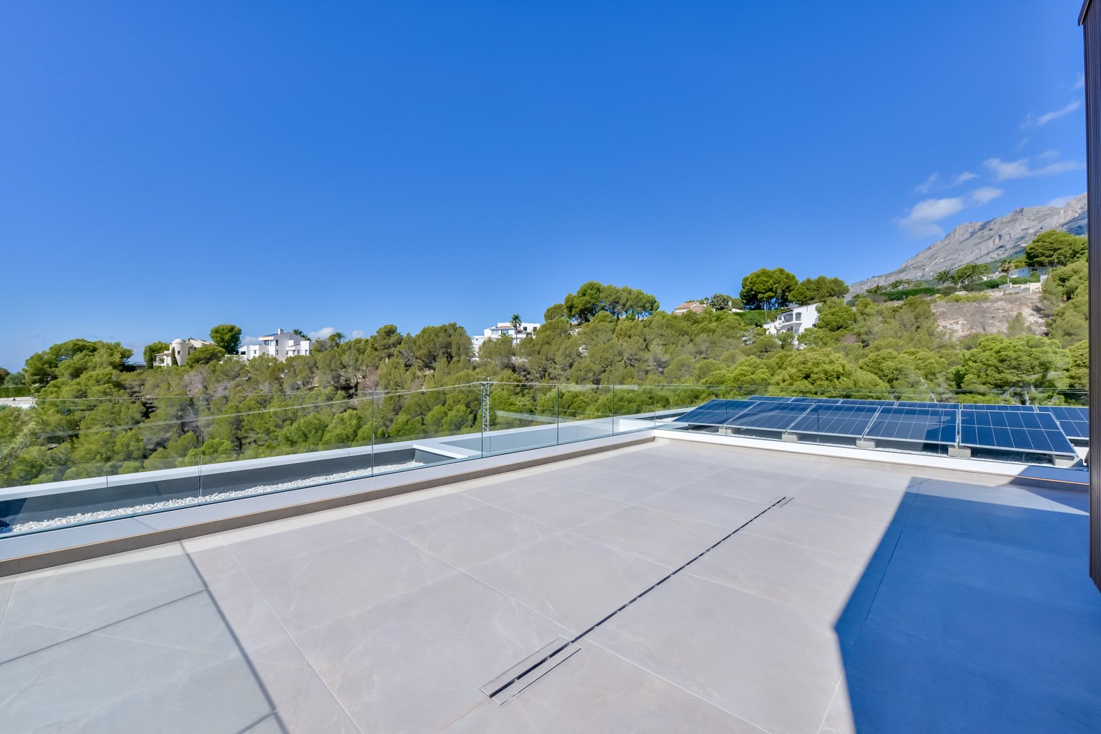  Komplett fertiggestellte Luxusimmobilie in Altea, mit Meerblick, in einer sehr ruhigen Gegend, gebaut nach Nachhaltigkeits- und Energieeffizienzstand