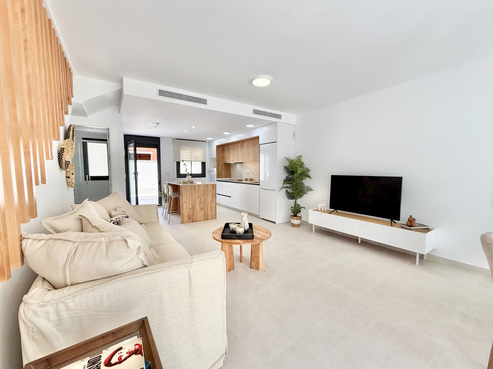 In der charmanten Stadt Cox gelegen, bietet dieses Ensemble von Reihenhäusern eine einzigartige Gelegenheit für diejenigen, die ein Zuhause in einer