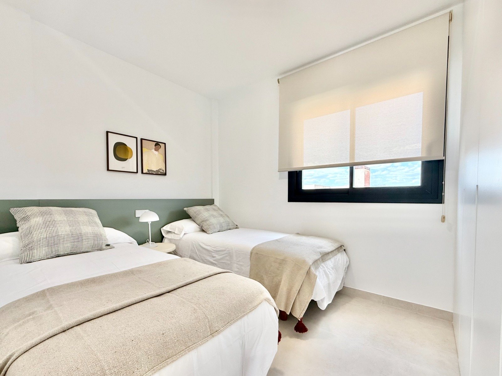 In der charmanten Stadt Cox gelegen, bietet dieses Ensemble von Reihenhäusern eine einzigartige Gelegenheit für diejenigen, die ein Zuhause in einer