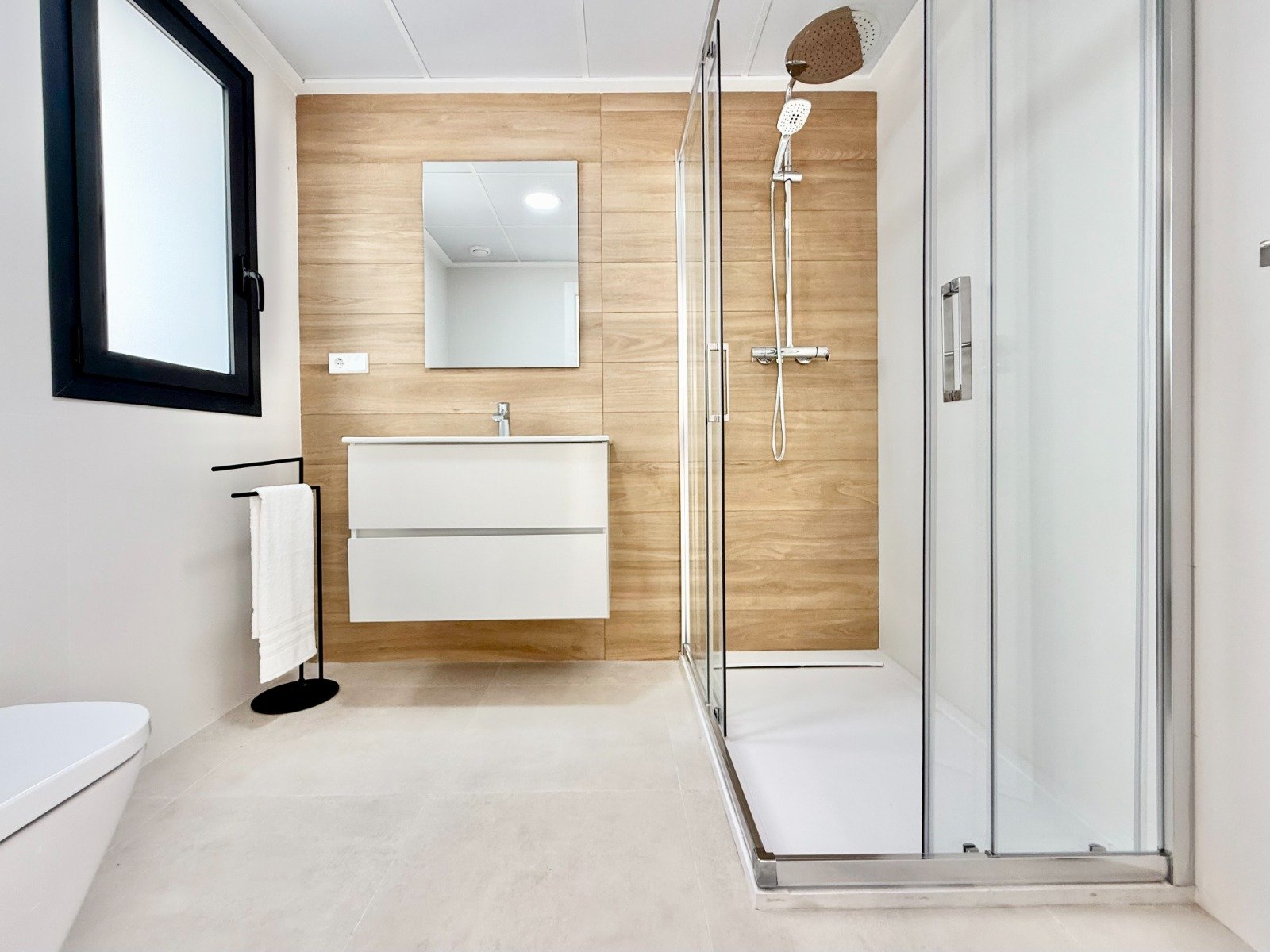 In der charmanten Stadt Cox gelegen, bietet dieses Ensemble von Reihenhäusern eine einzigartige Gelegenheit für diejenigen, die ein Zuhause in einer