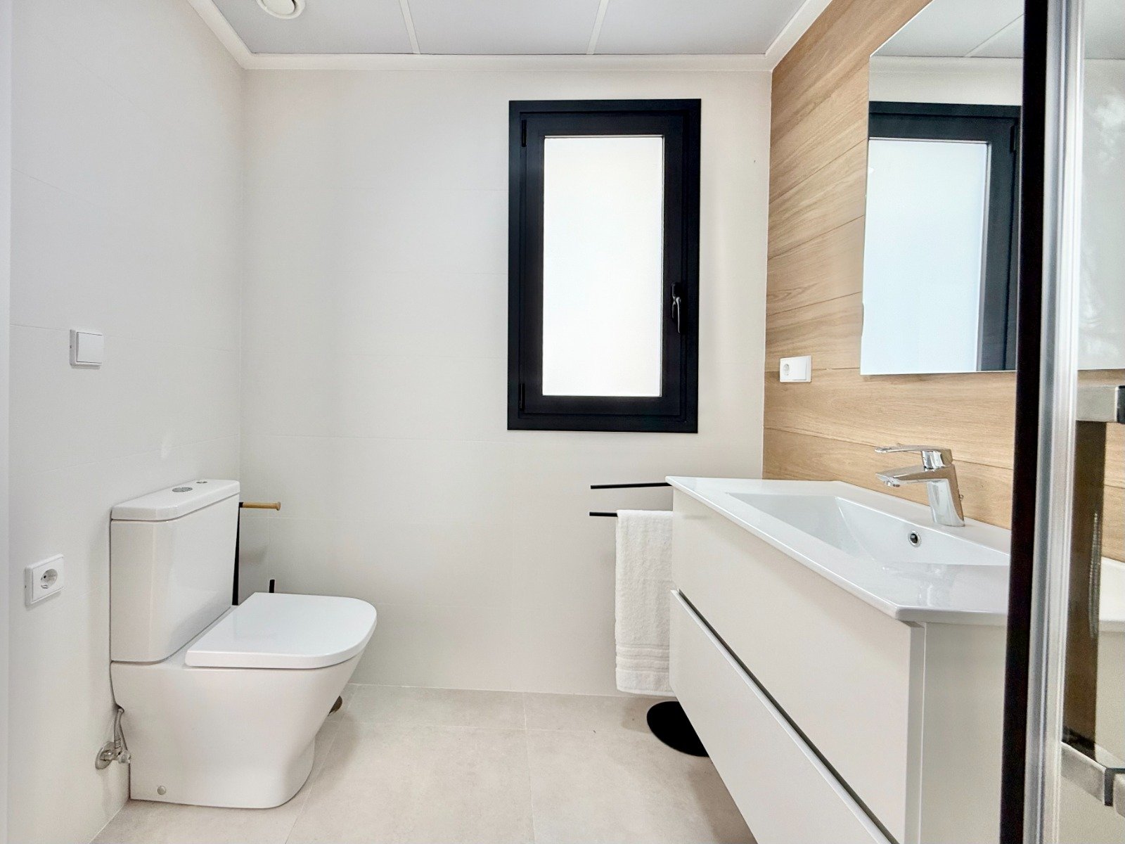 In der charmanten Stadt Cox gelegen, bietet dieses Ensemble von Reihenhäusern eine einzigartige Gelegenheit für diejenigen, die ein Zuhause in einer