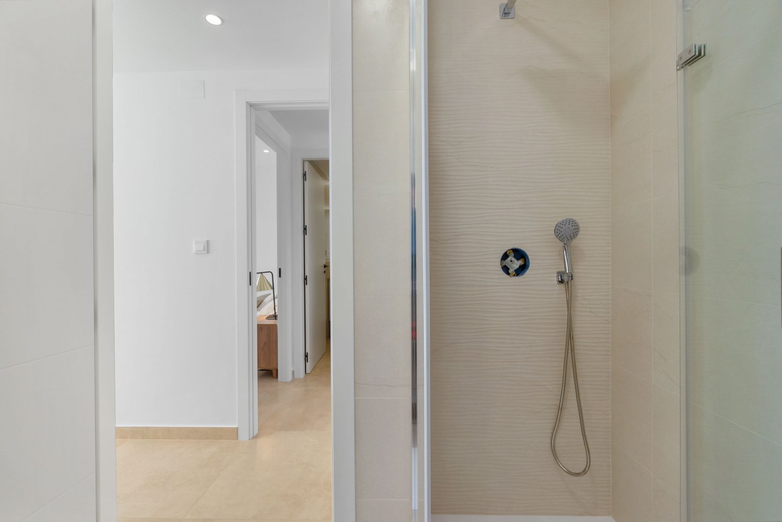  In der charmanten Stadt Torrevieja gelegen, bietet dieser Wohnkomplex eine Auswahl von 34 High-Bungalow- und Low-Bungalow-Immobilien. Diese Wohnungen