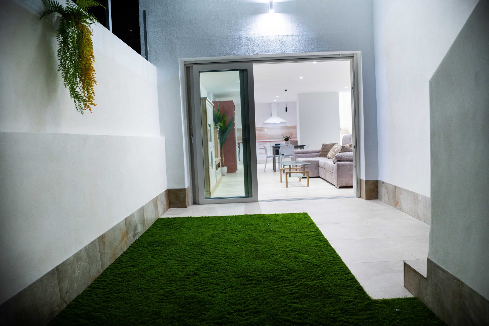  In der charmanten Ciudad Quesada gelegen, bietet diese exklusive Sammlung von 8 Reihenhäusern eine ideale Wohnumgebung für diejenigen, die ein modern