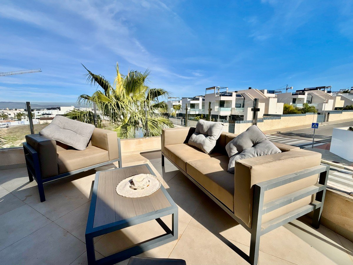  In der charmanten Stadt Benijófar gelegen, bietet diese unabhängige Immobilie eine ideale Umgebung für diejenigen, die Ruhe und Komfort suchen. Mit e