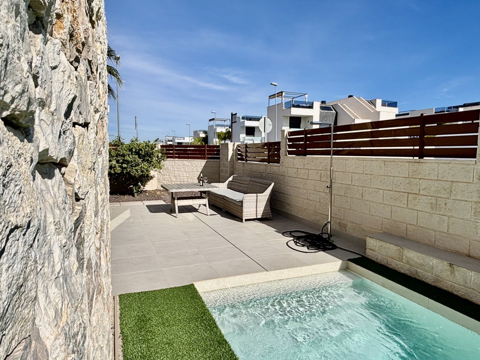  In der charmanten Stadt Benijófar gelegen, bietet diese unabhängige Immobilie eine ideale Umgebung für diejenigen, die Ruhe und Komfort suchen. Mit e