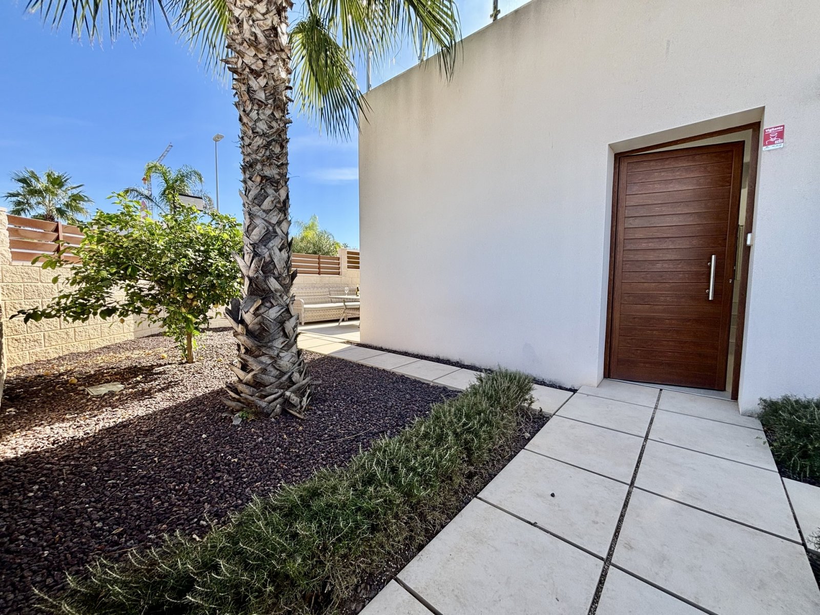  In der charmanten Stadt Benijófar gelegen, bietet diese unabhängige Immobilie eine ideale Umgebung für diejenigen, die Ruhe und Komfort suchen. Mit e