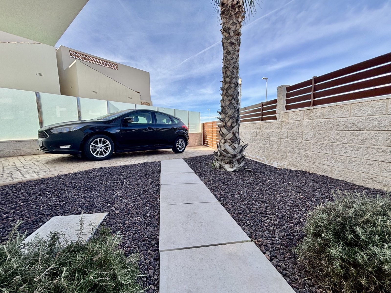  In der charmanten Stadt Benijófar gelegen, bietet diese unabhängige Immobilie eine ideale Umgebung für diejenigen, die Ruhe und Komfort suchen. Mit e