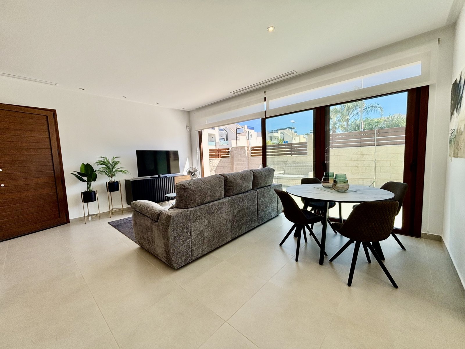  In der charmanten Stadt Benijófar gelegen, bietet diese unabhängige Immobilie eine ideale Umgebung für diejenigen, die Ruhe und Komfort suchen. Mit e