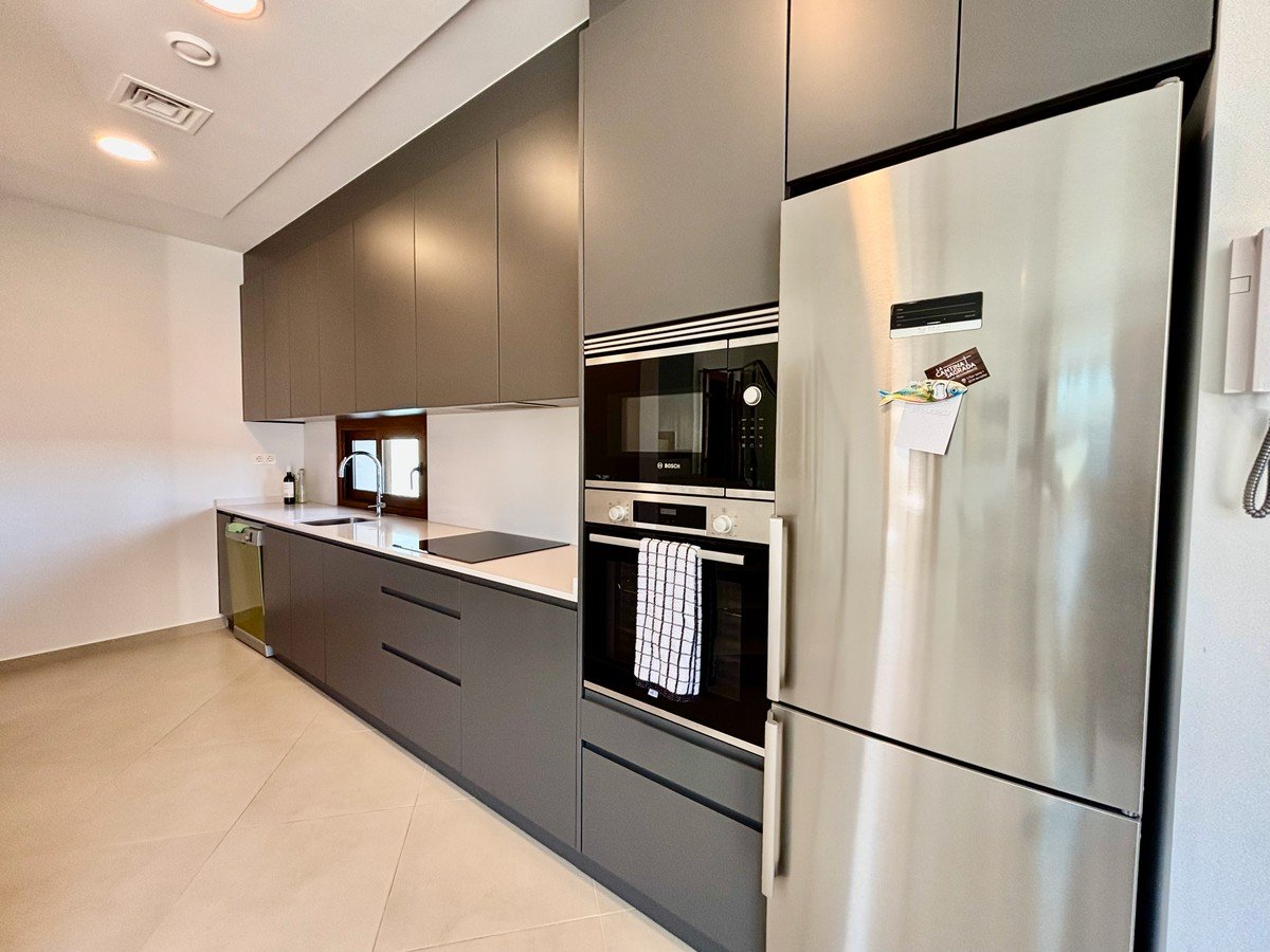  In der charmanten Stadt Benijófar gelegen, bietet diese unabhängige Immobilie eine ideale Umgebung für diejenigen, die Ruhe und Komfort suchen. Mit e