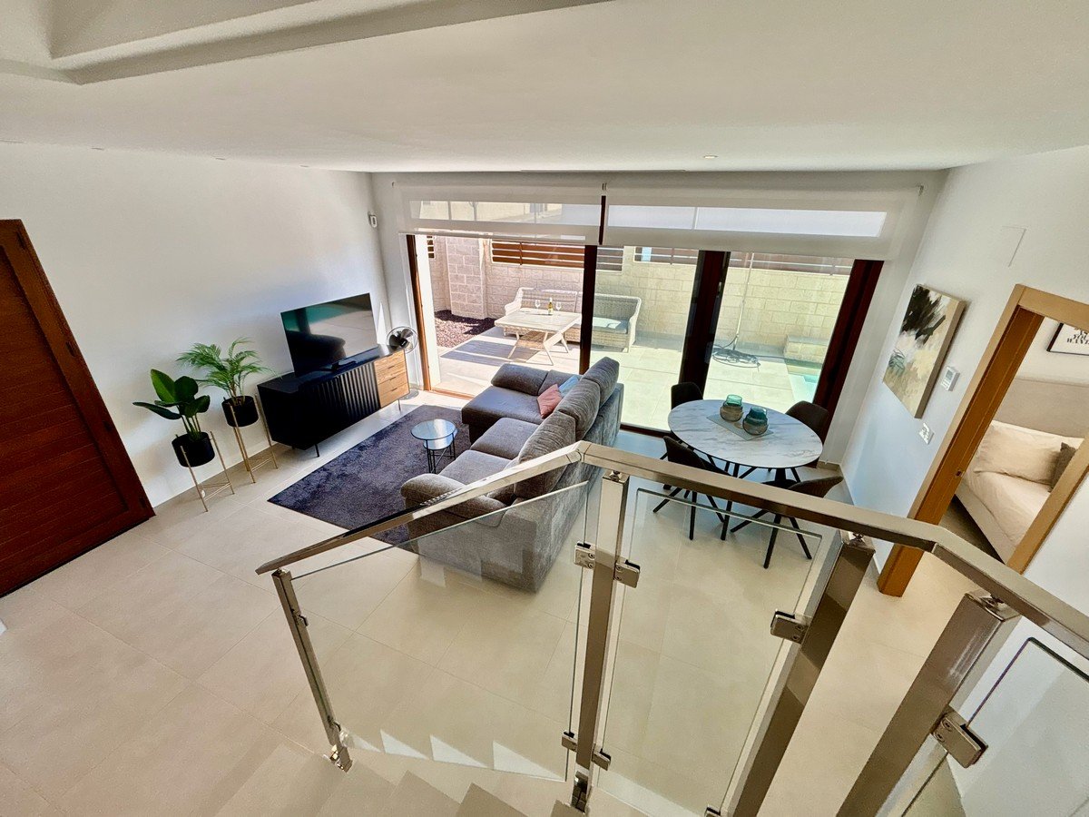  In der charmanten Stadt Benijófar gelegen, bietet diese unabhängige Immobilie eine ideale Umgebung für diejenigen, die Ruhe und Komfort suchen. Mit e