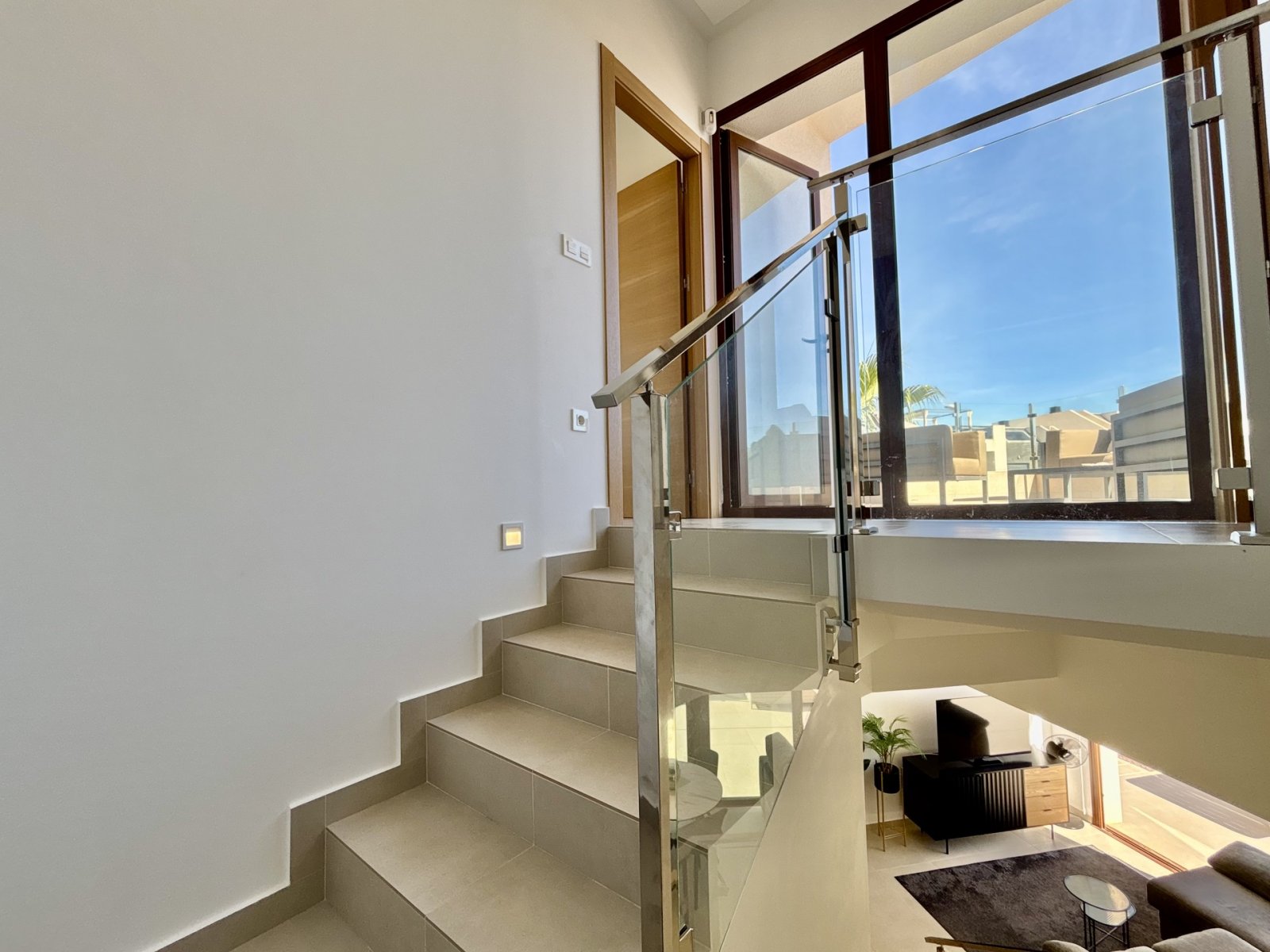  In der charmanten Stadt Benijófar gelegen, bietet diese unabhängige Immobilie eine ideale Umgebung für diejenigen, die Ruhe und Komfort suchen. Mit e