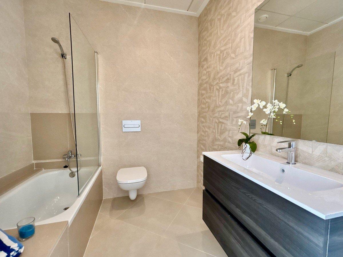  In der charmanten Stadt Benijófar gelegen, bietet diese unabhängige Immobilie eine ideale Umgebung für diejenigen, die Ruhe und Komfort suchen. Mit e