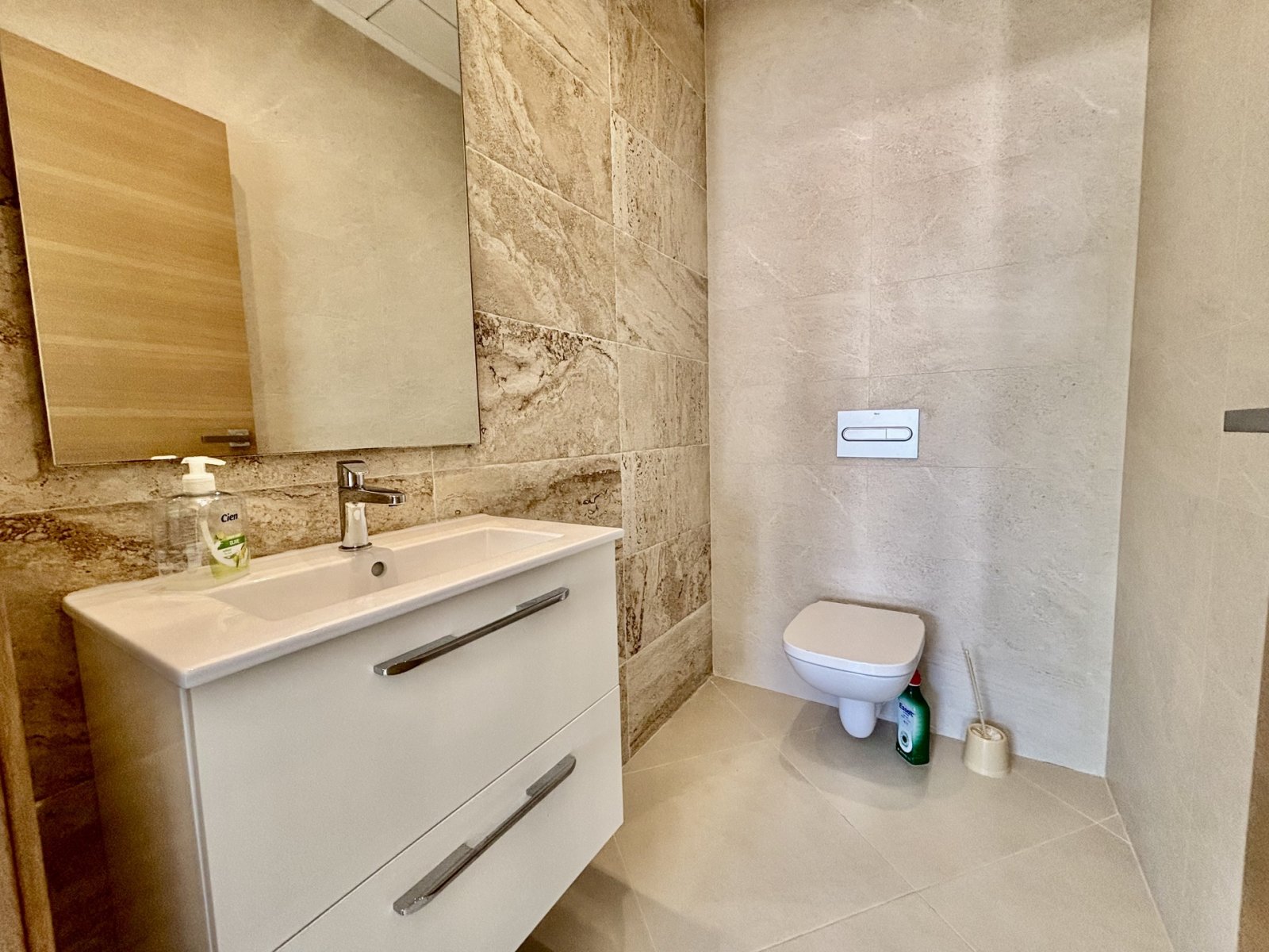  In der charmanten Stadt Benijófar gelegen, bietet diese unabhängige Immobilie eine ideale Umgebung für diejenigen, die Ruhe und Komfort suchen. Mit e