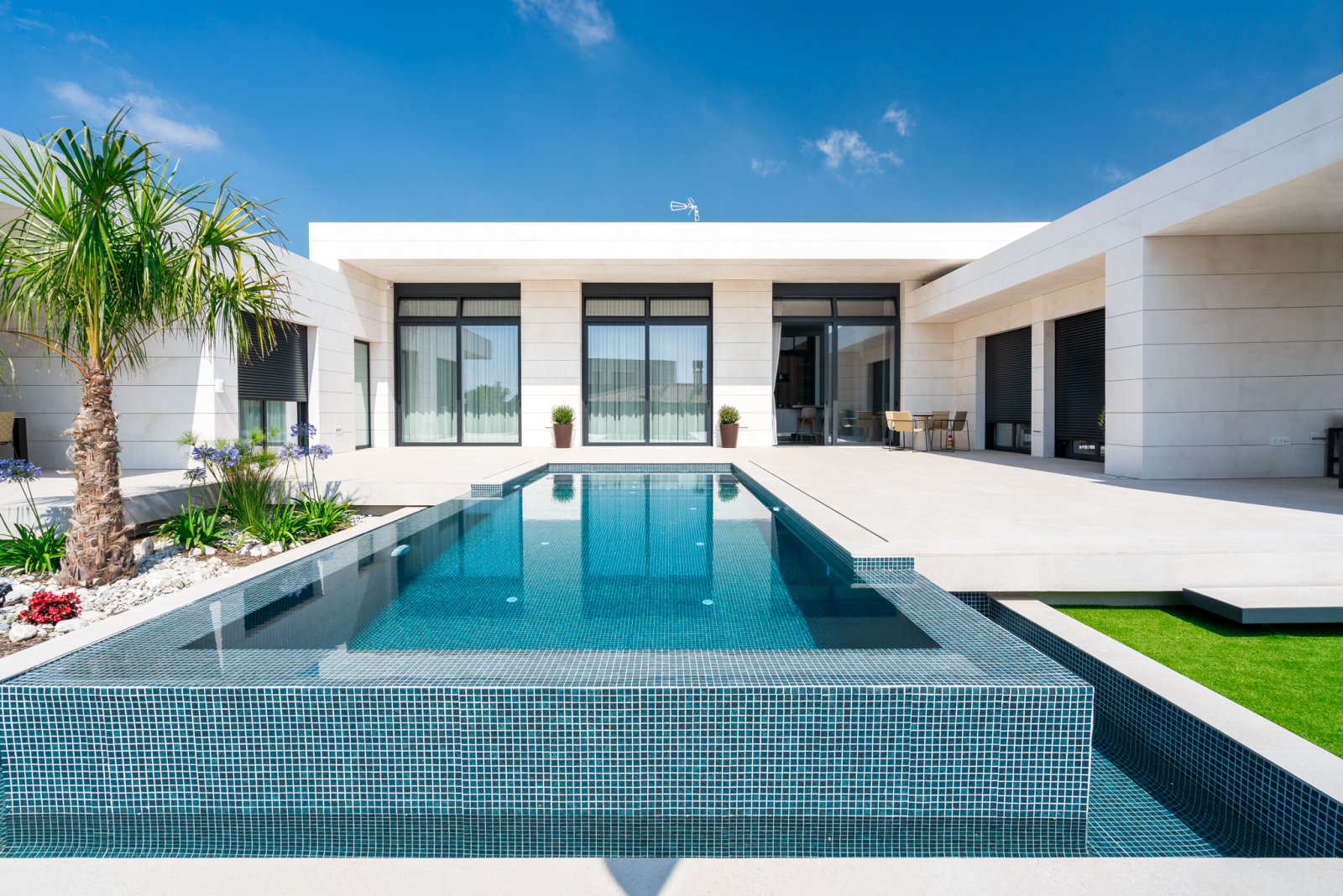  In der charmanten Stadt Molina de Segura gelegen, bietet dieser Wohnkomplex 34 unabhängige Häuser, die Komfort und Modernität vereinen. Die Immobilie