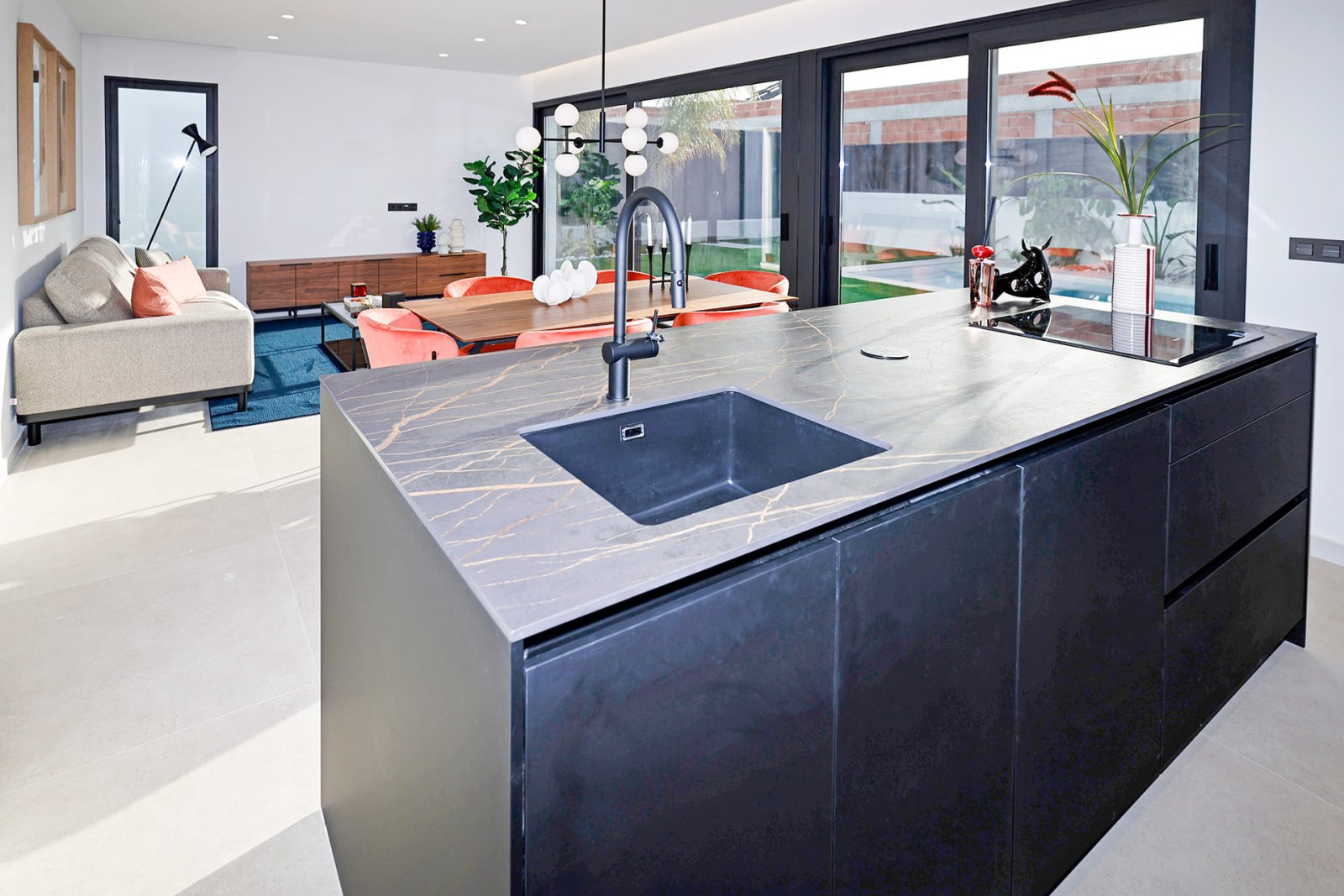  In der charmanten Stadt Molina de Segura gelegen, bietet dieser Wohnkomplex 34 unabhängige Häuser, die Komfort und Modernität vereinen. Die Immobilie