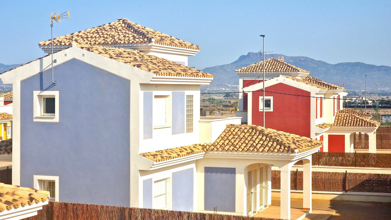 In der ruhigen Gegend von Purias gelegen, bietet diese exklusive Sammlung von 13 unabhängigen Wohnhäusern eine ideale Umgebung für diejenigen, die ei