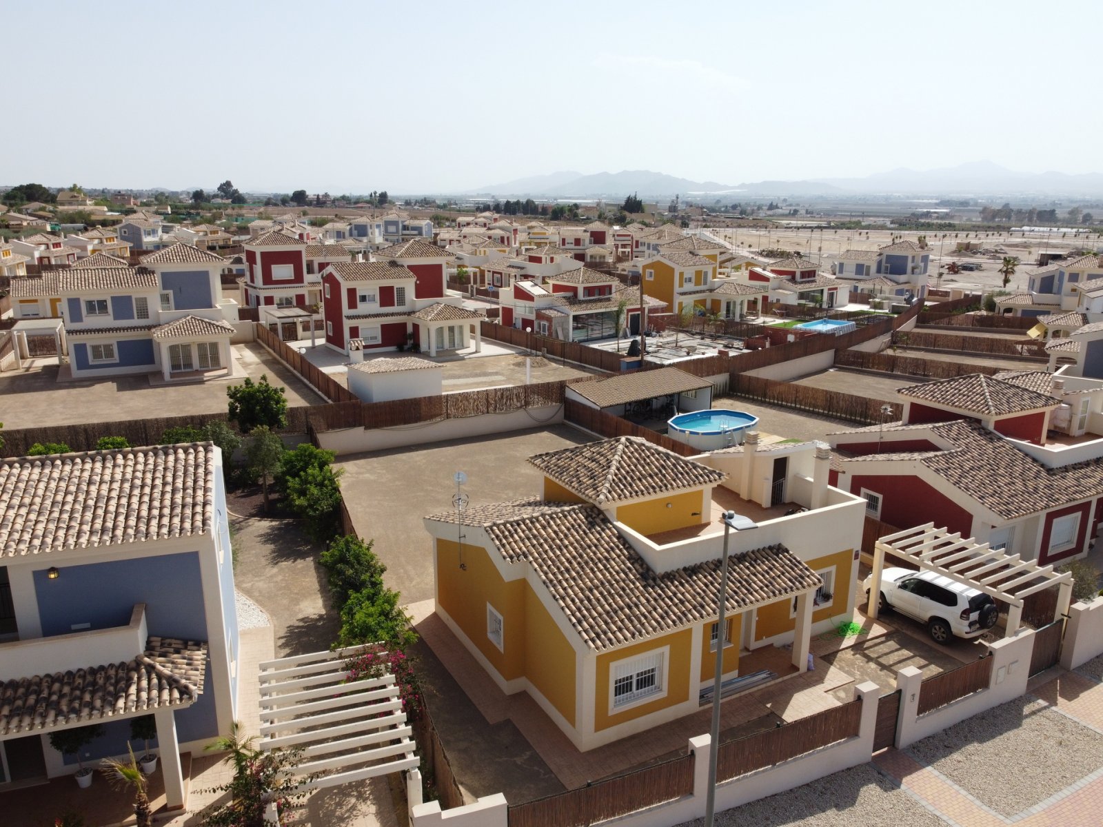 In der ruhigen Gegend von Purias gelegen, bietet diese exklusive Sammlung von 13 unabhängigen Wohnhäusern eine ideale Umgebung für diejenigen, die ei