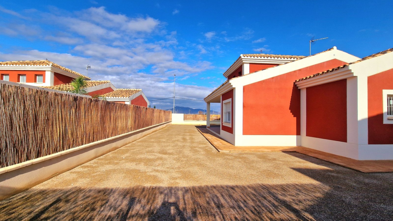 In der ruhigen Gegend von Purias gelegen, bietet diese exklusive Sammlung von 13 unabhängigen Wohnhäusern eine ideale Umgebung für diejenigen, die ei