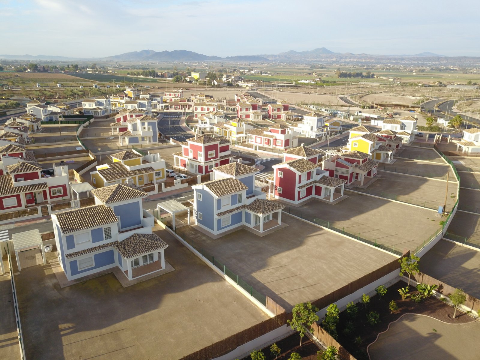 In der ruhigen Gegend von Purias gelegen, bietet diese exklusive Sammlung von 13 unabhängigen Wohnhäusern eine ideale Umgebung für diejenigen, die ei