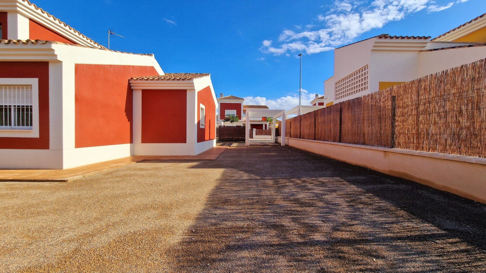 In der ruhigen Gegend von Purias gelegen, bietet diese exklusive Sammlung von 13 unabhängigen Wohnhäusern eine ideale Umgebung für diejenigen, die ei