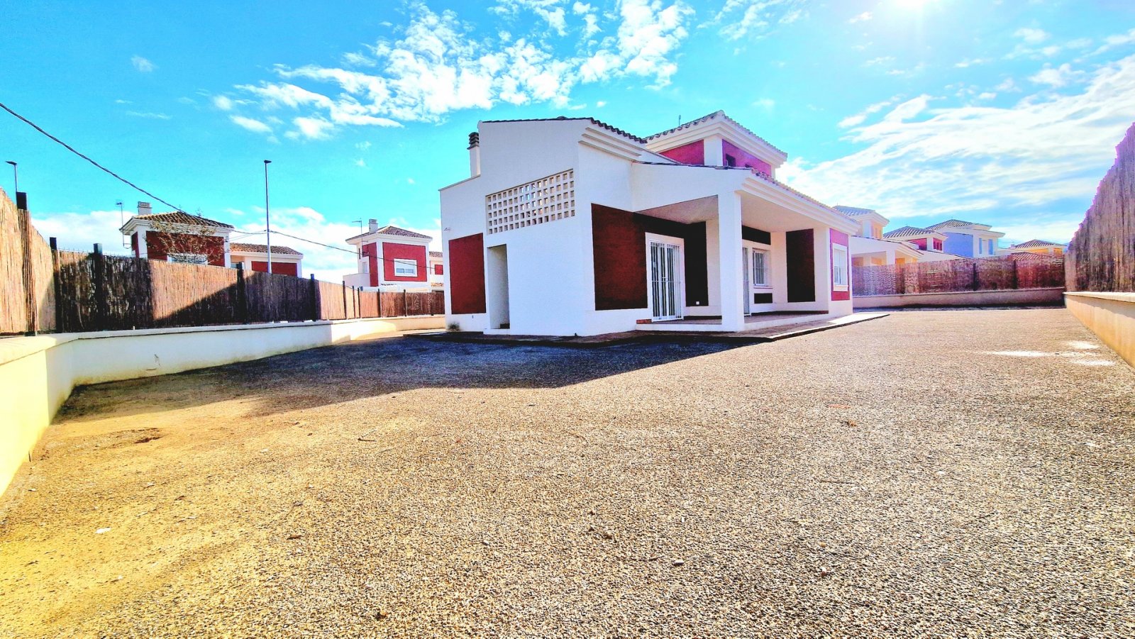 In der ruhigen Gegend von Purias gelegen, bietet diese exklusive Sammlung von 13 unabhängigen Wohnhäusern eine ideale Umgebung für diejenigen, die ei