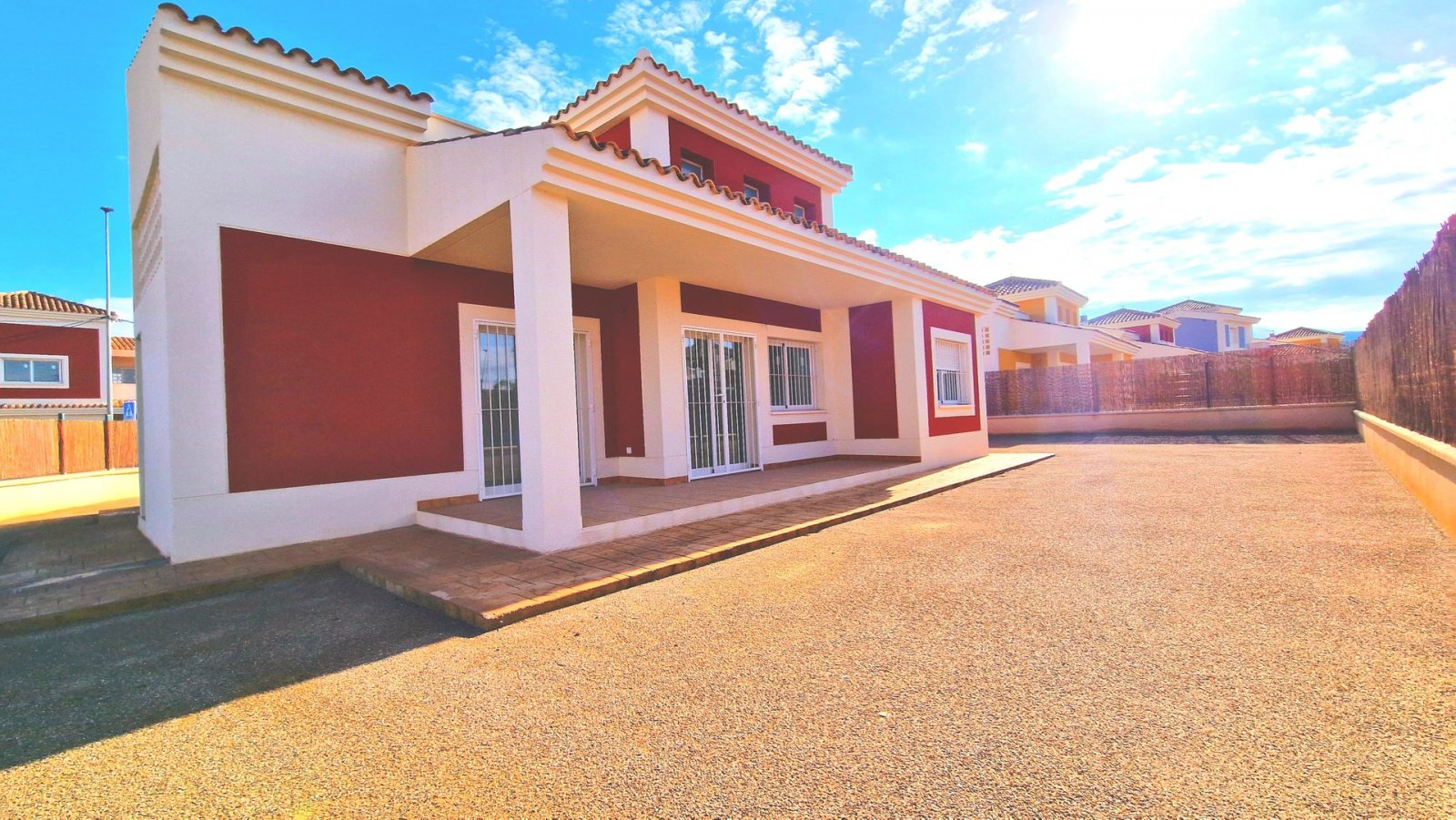 In der ruhigen Gegend von Purias gelegen, bietet diese exklusive Sammlung von 13 unabhängigen Wohnhäusern eine ideale Umgebung für diejenigen, die ei