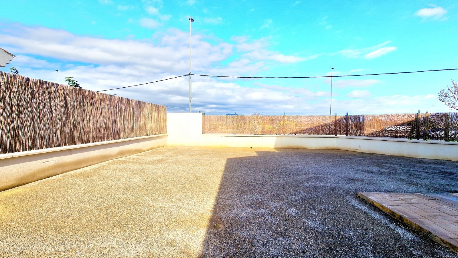 In der ruhigen Gegend von Purias gelegen, bietet diese exklusive Sammlung von 13 unabhängigen Wohnhäusern eine ideale Umgebung für diejenigen, die ei