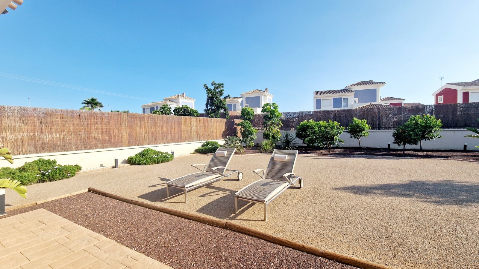 In der ruhigen Gegend von Purias gelegen, bietet diese exklusive Sammlung von 13 unabhängigen Wohnhäusern eine ideale Umgebung für diejenigen, die ei