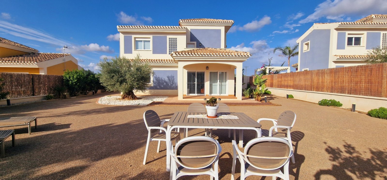 In der ruhigen Gegend von Purias gelegen, bietet diese exklusive Sammlung von 13 unabhängigen Wohnhäusern eine ideale Umgebung für diejenigen, die ei