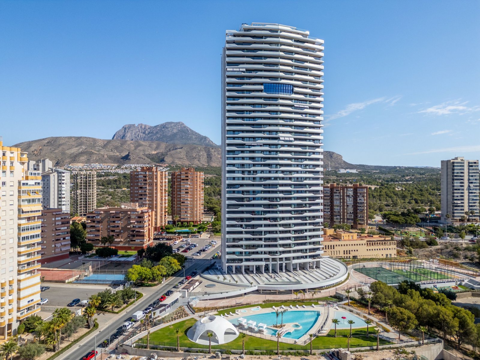  In der pulsierenden Stadt Benidorm gelegen, bietet dieser exklusive Wohnkomplex eine einzigartige Gelegenheit, das Leben am Meer zu genießen. Mit ins