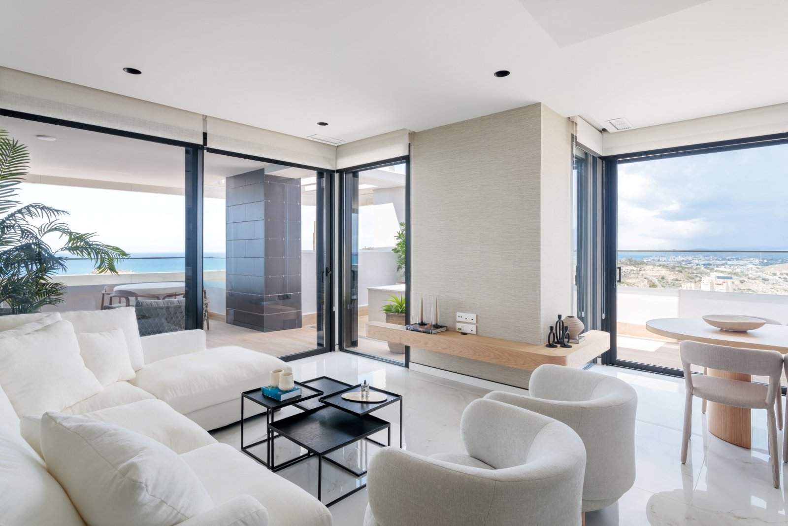  In der pulsierenden Stadt Benidorm gelegen, bietet dieser exklusive Wohnkomplex eine einzigartige Gelegenheit, das Leben am Meer zu genießen. Mit ins