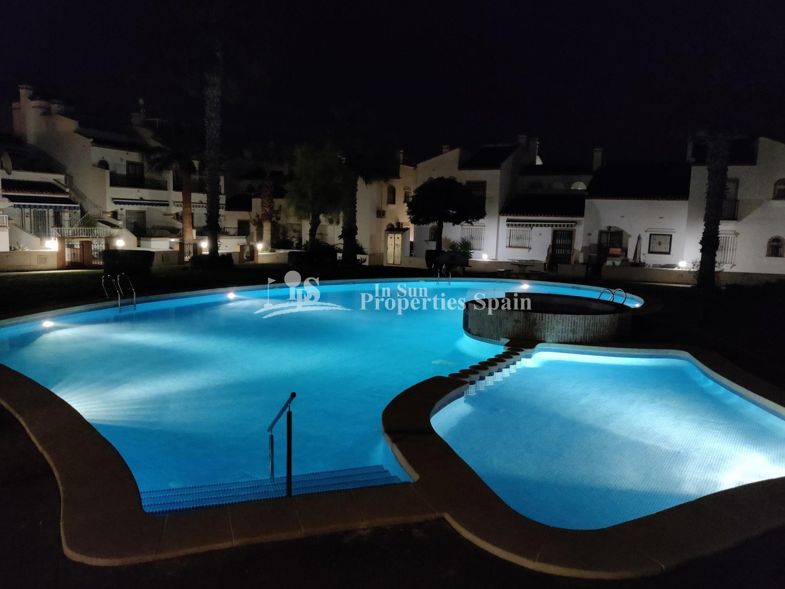  Sehr schöne und gepflegte 135 m² große Villa auf einem Eckgrundstück in der beliebten Gegend Los Dolses Villamartin. Das nach Südwesten ausgerichtete