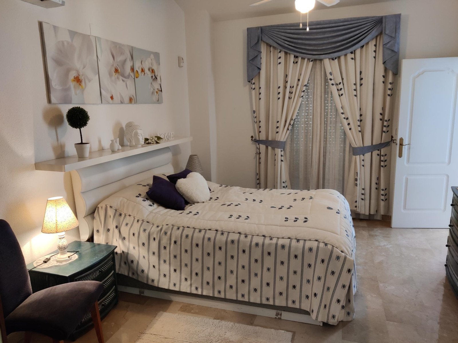  Sehr schöne und gepflegte 135 m² große Villa auf einem Eckgrundstück in der beliebten Gegend Los Dolses Villamartin. Das nach Südwesten ausgerichtete