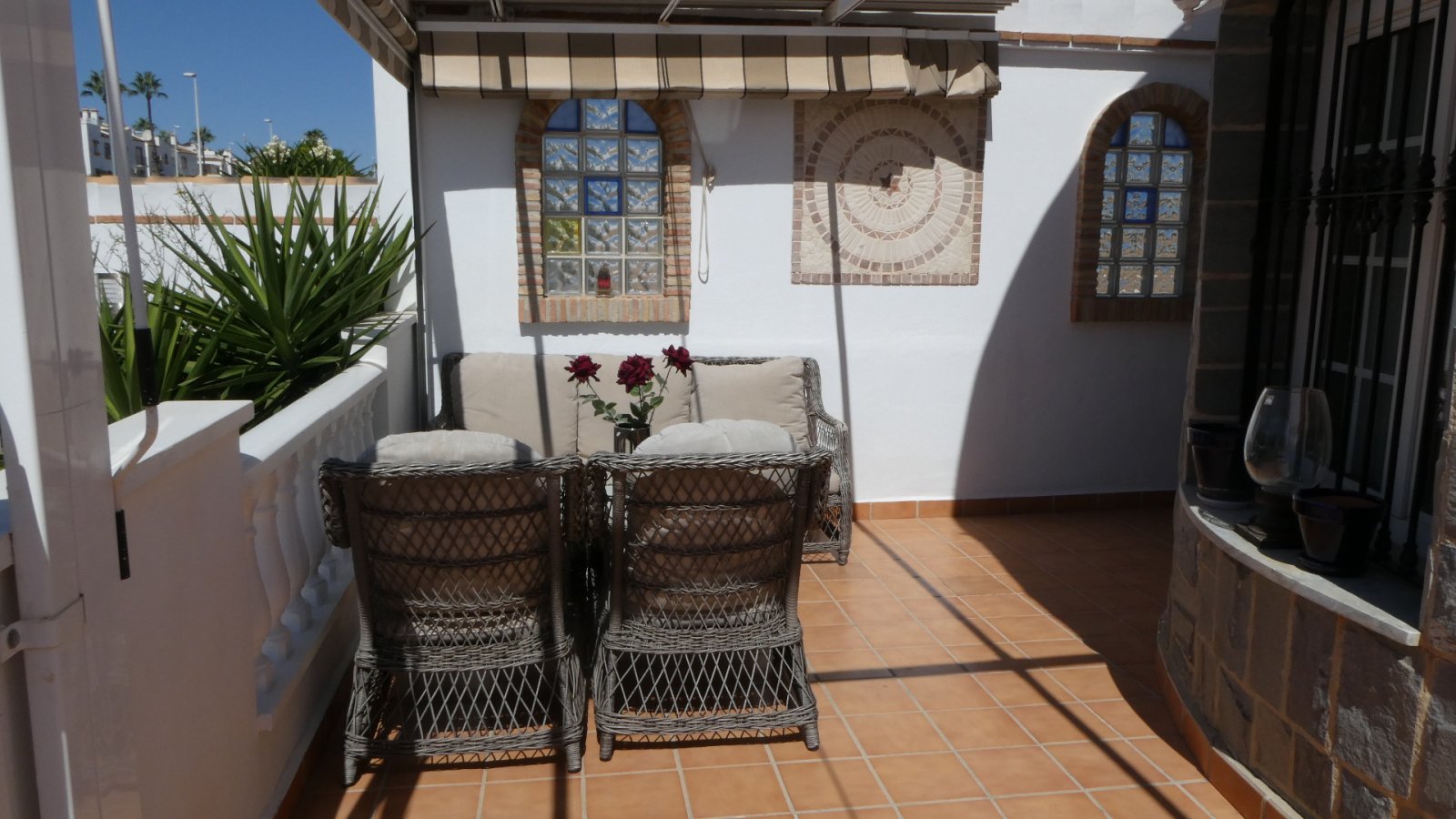  Sehr schöne und gepflegte 135 m² große Villa auf einem Eckgrundstück in der beliebten Gegend Los Dolses Villamartin. Das nach Südwesten ausgerichtete