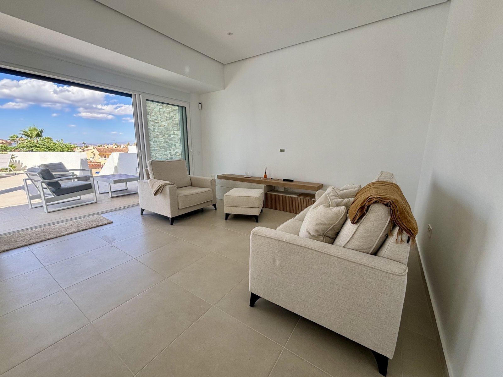  In der charmanten Stadt Benijófar gelegen, bietet dieses exklusive Ensemble freistehender Häuser eine einzigartige Gelegenheit für diejenigen, die ei