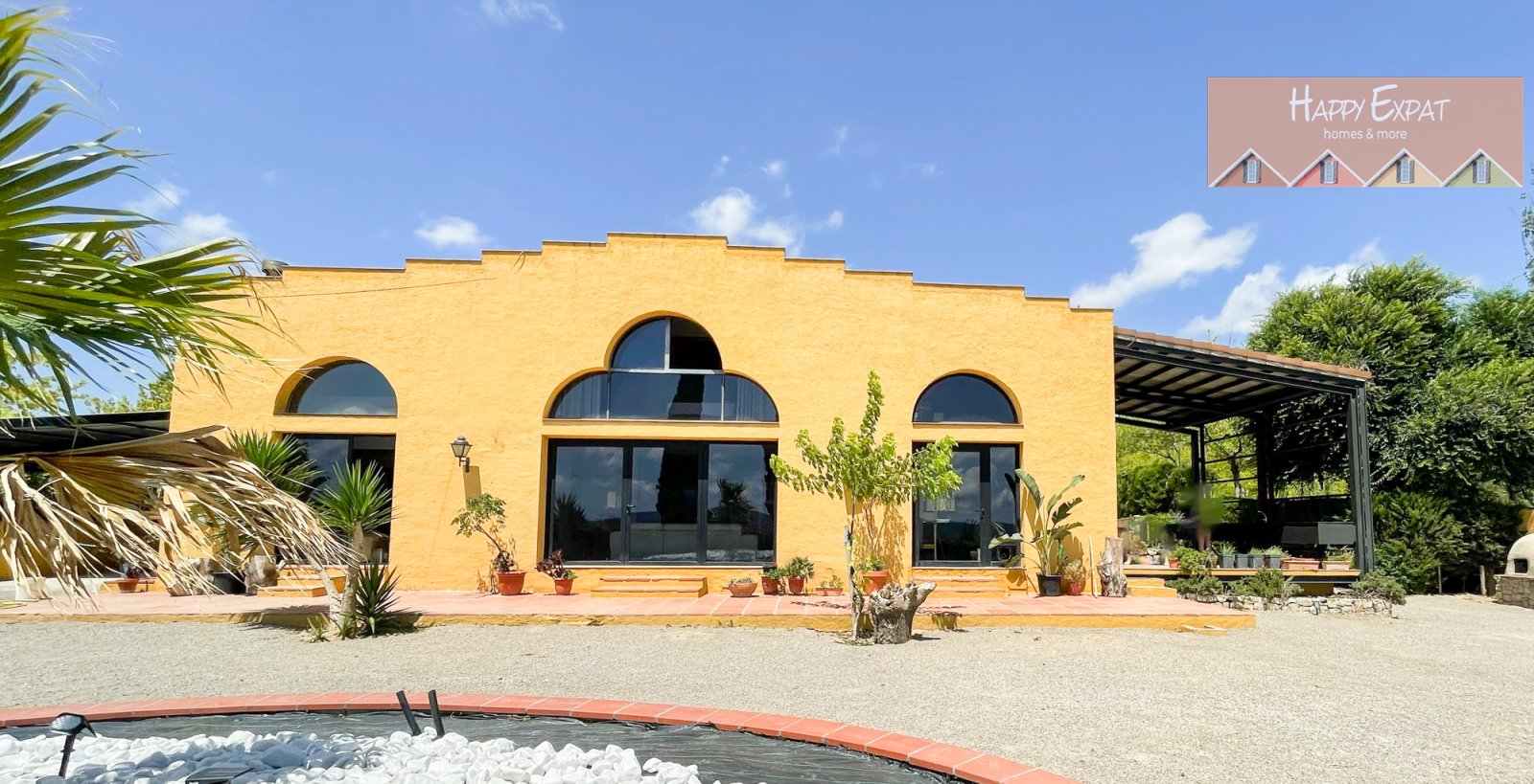 Dieses absolut atemberaubende, modernisierte Landhaus ist in natürliches Licht getaucht und verfügt über hohe Fenster, einen Salzwasserpool, Pferdestä