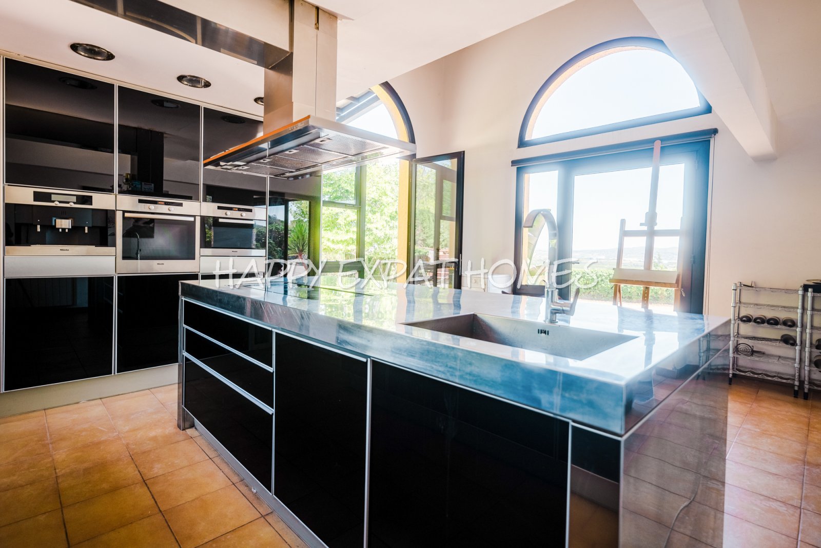 Dieses absolut atemberaubende, modernisierte Landhaus ist in natürliches Licht getaucht und verfügt über hohe Fenster, einen Salzwasserpool, Pferdestä