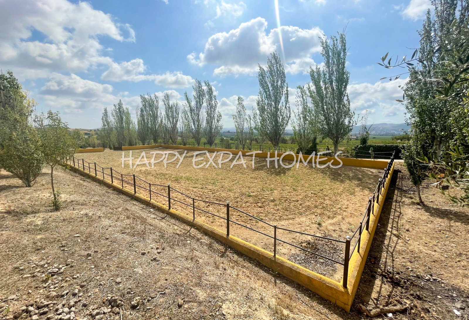 Dieses absolut atemberaubende, modernisierte Landhaus ist in natürliches Licht getaucht und verfügt über hohe Fenster, einen Salzwasserpool, Pferdestä