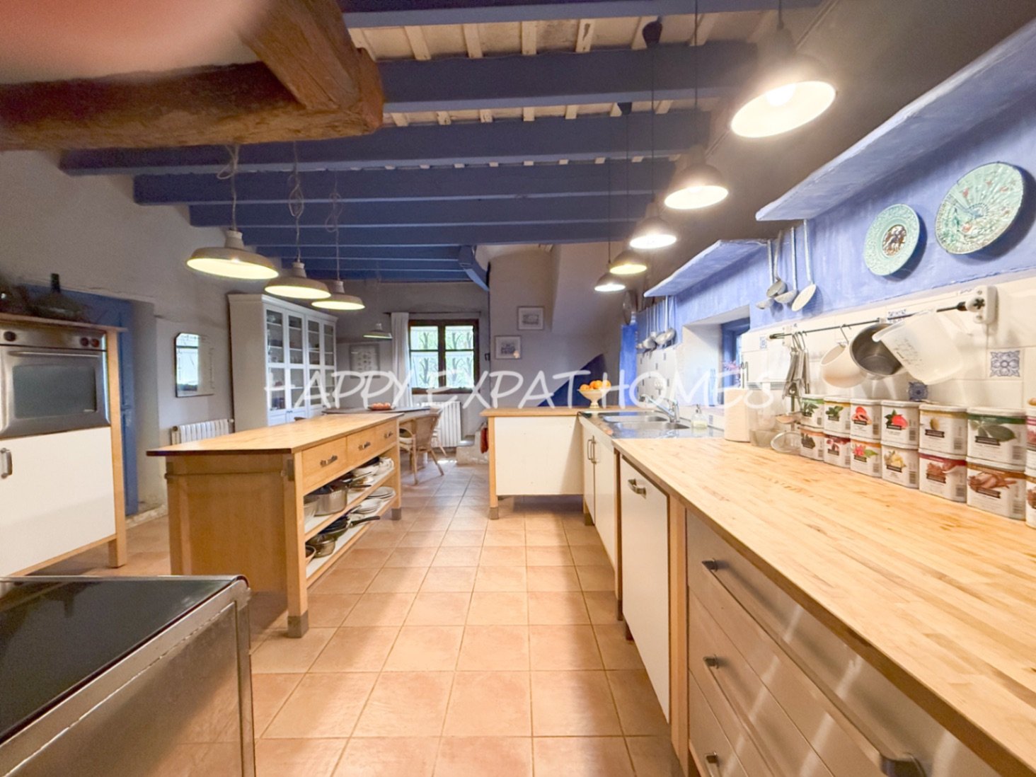 Umgeben von der rauen, offenen Schönheit des Naturparks Garraf bietet diese Masia aus dem 17. Jahrhundert die seltene Gelegenheit, ein vollständig res