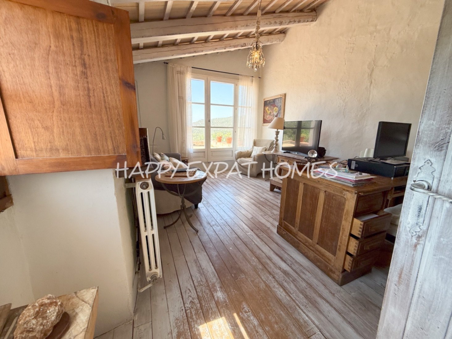 Umgeben von der rauen, offenen Schönheit des Naturparks Garraf bietet diese Masia aus dem 17. Jahrhundert die seltene Gelegenheit, ein vollständig res