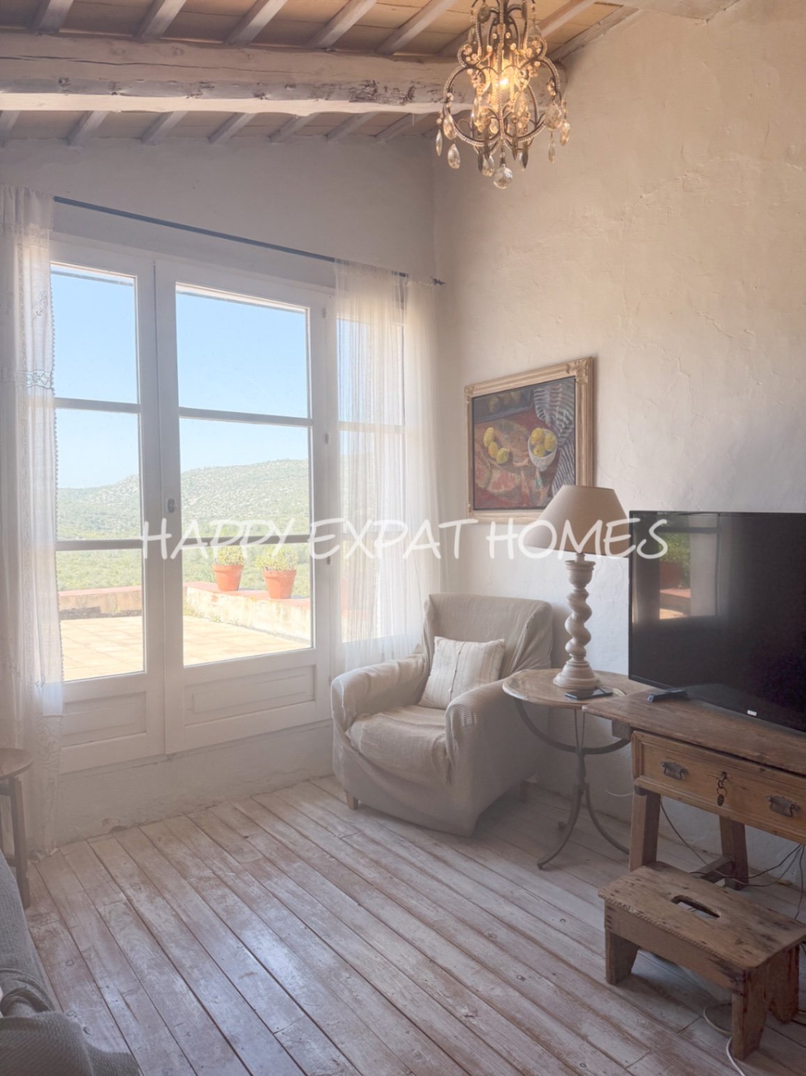 Umgeben von der rauen, offenen Schönheit des Naturparks Garraf bietet diese Masia aus dem 17. Jahrhundert die seltene Gelegenheit, ein vollständig res