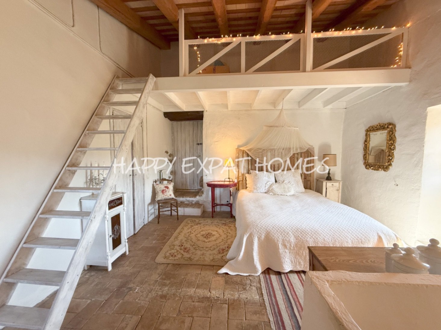 Umgeben von der rauen, offenen Schönheit des Naturparks Garraf bietet diese Masia aus dem 17. Jahrhundert die seltene Gelegenheit, ein vollständig res