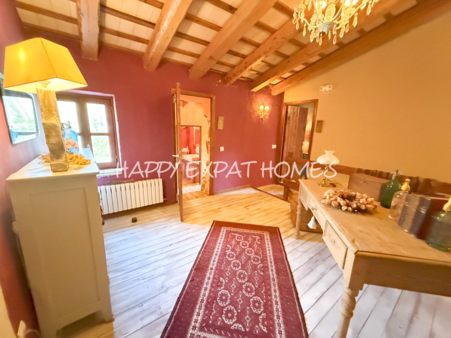 Umgeben von der rauen, offenen Schönheit des Naturparks Garraf bietet diese Masia aus dem 17. Jahrhundert die seltene Gelegenheit, ein vollständig res