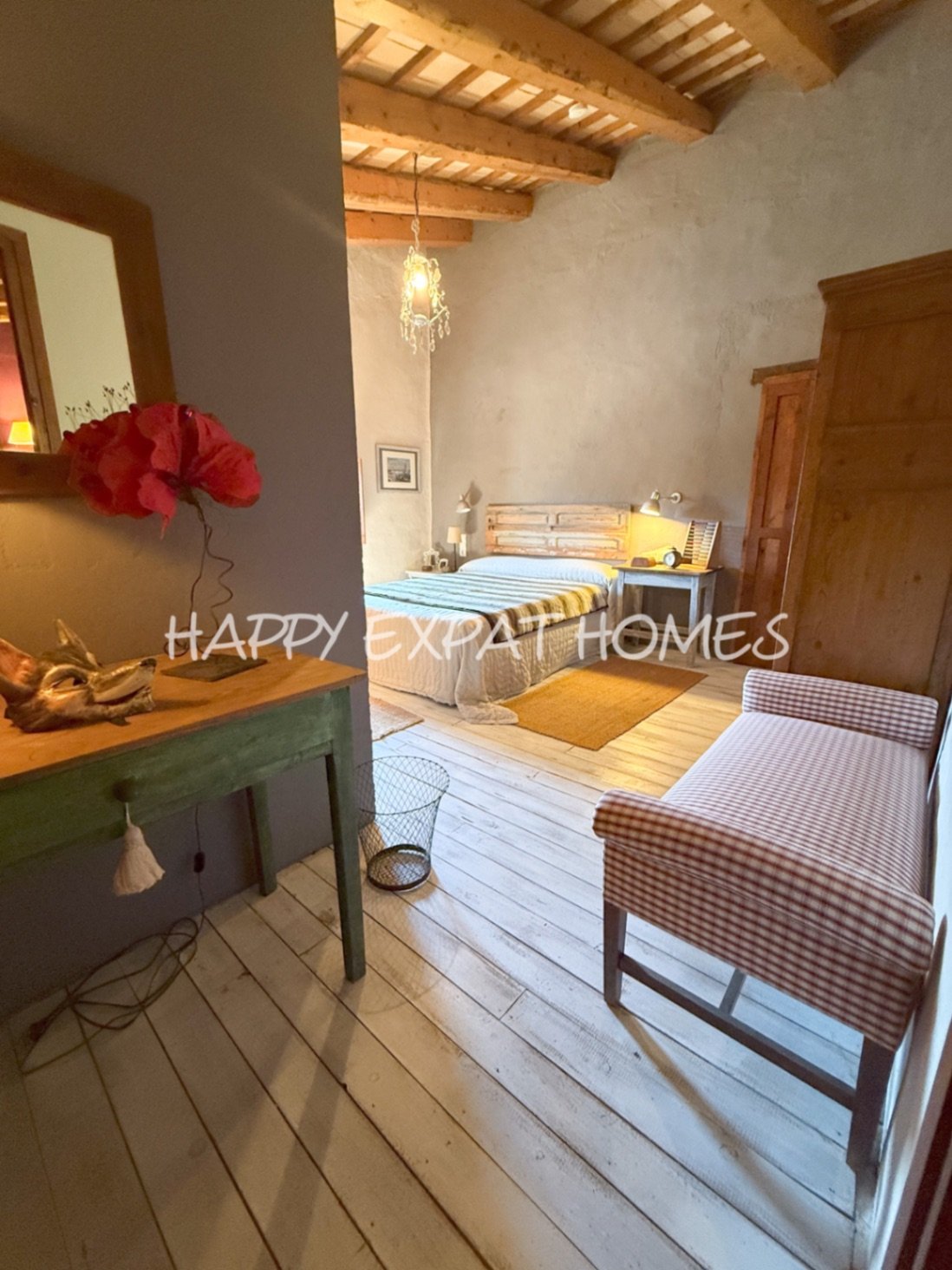 Umgeben von der rauen, offenen Schönheit des Naturparks Garraf bietet diese Masia aus dem 17. Jahrhundert die seltene Gelegenheit, ein vollständig res