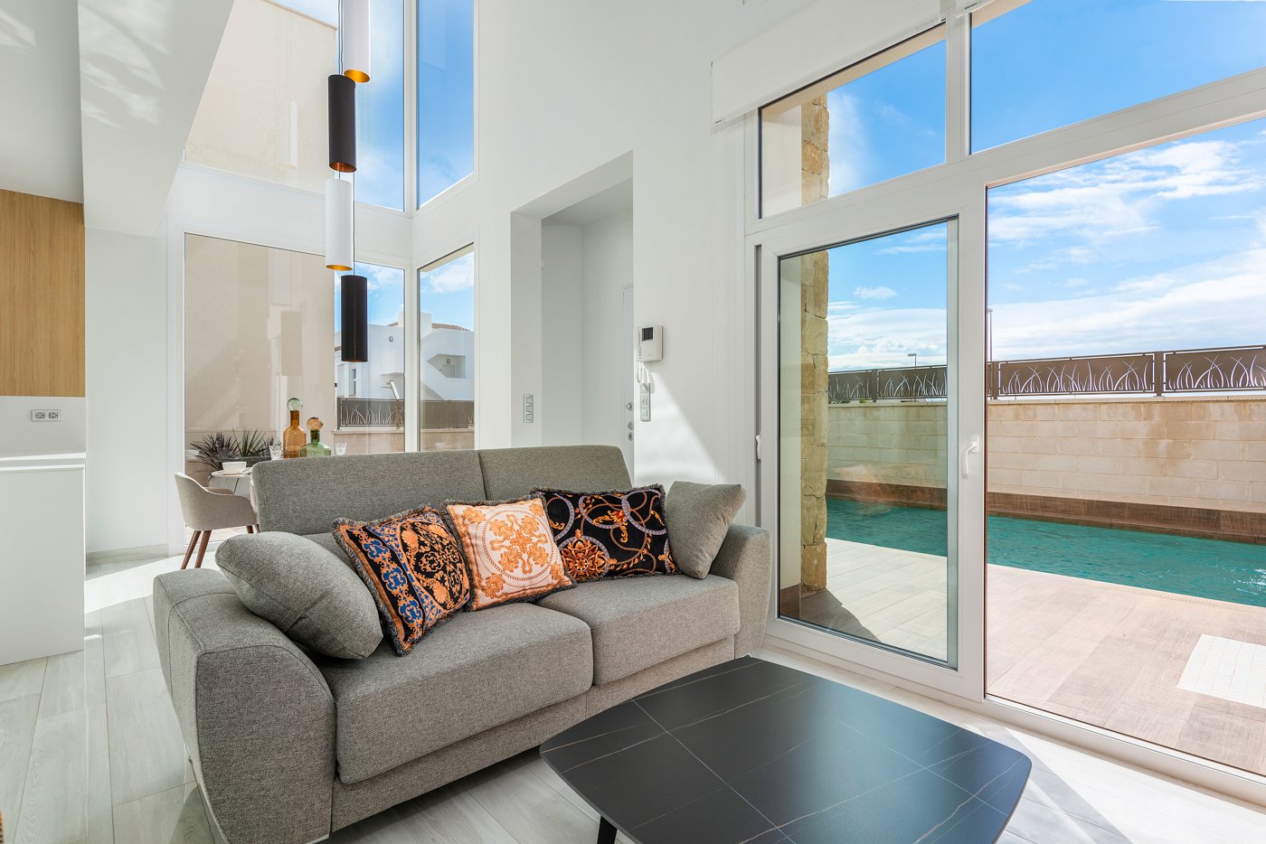  In der charmanten Stadt Ciudad Quesada gelegen, bietet diese exklusive Sammlung von 6 unabhängigen Immobilien eine privilegierte Umgebung mit Meerbli