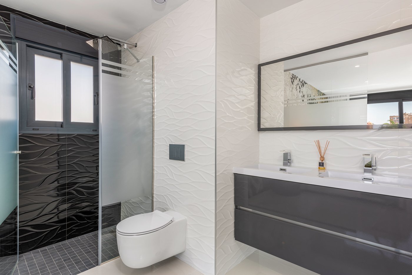 In der exklusiven Gegend von Playa Paraiso gelegen, bietet dieser Komplex von 13 freistehenden Häusern eine privilegierte Umgebung nur 1 km vom Meer