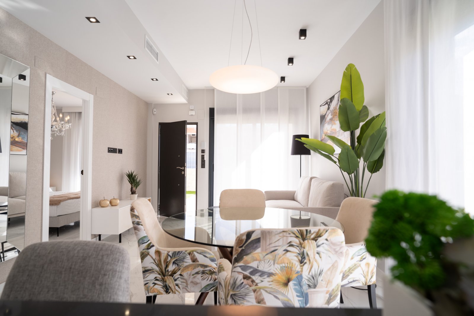 In der charmanten Gemeinde Pilar de la Horadada gelegen, bietet dieser Wohnkomplex eine Auswahl von 22 High-Bungalow und Low-Bungalow Wohnungen. Dies