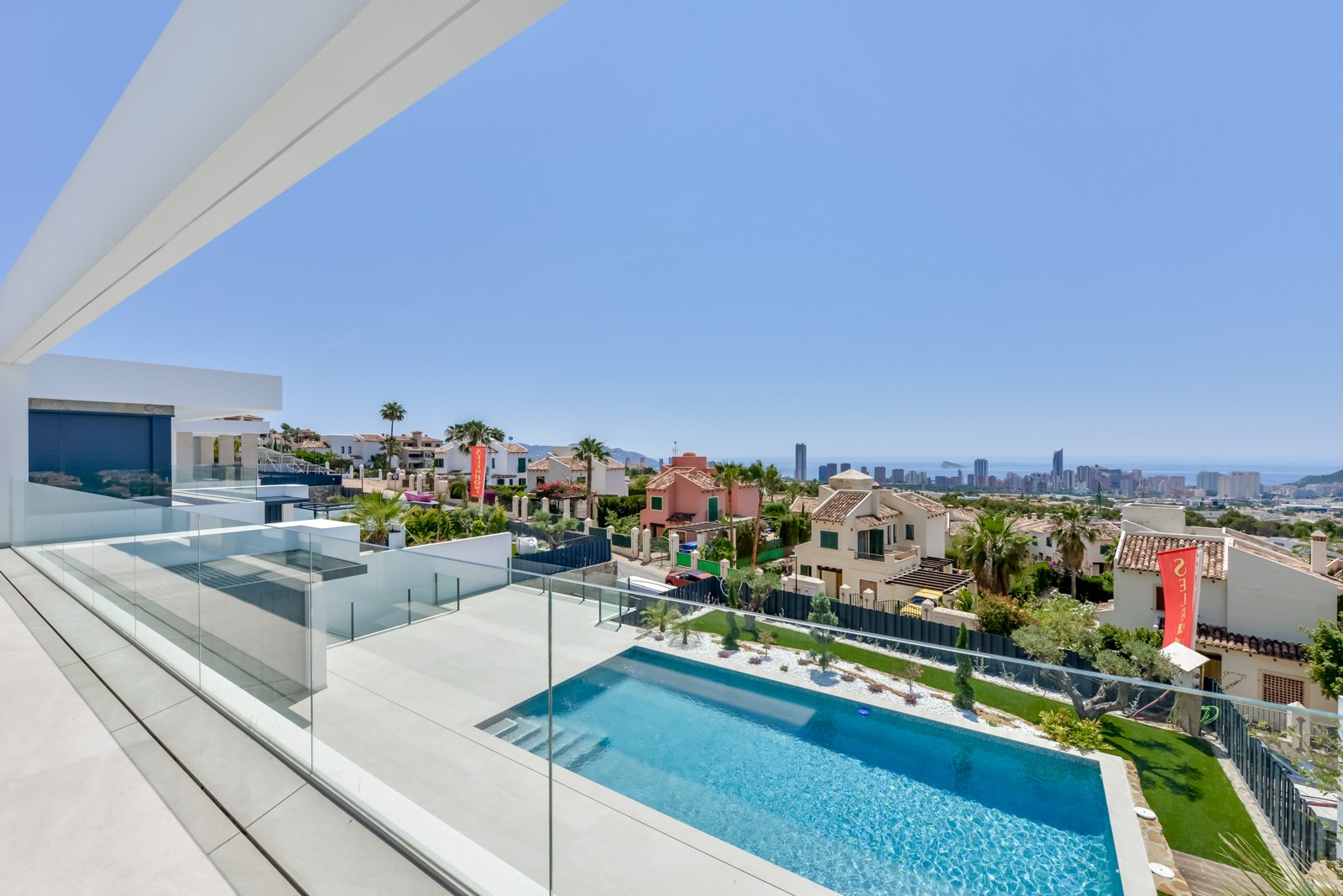 In der prestigeträchtigen Gegend von Golf Bahía gelegen, bieten diese exklusiven Villen ein unvergleichliches Wohnerlebnis. Mit nur drei verfügbaren