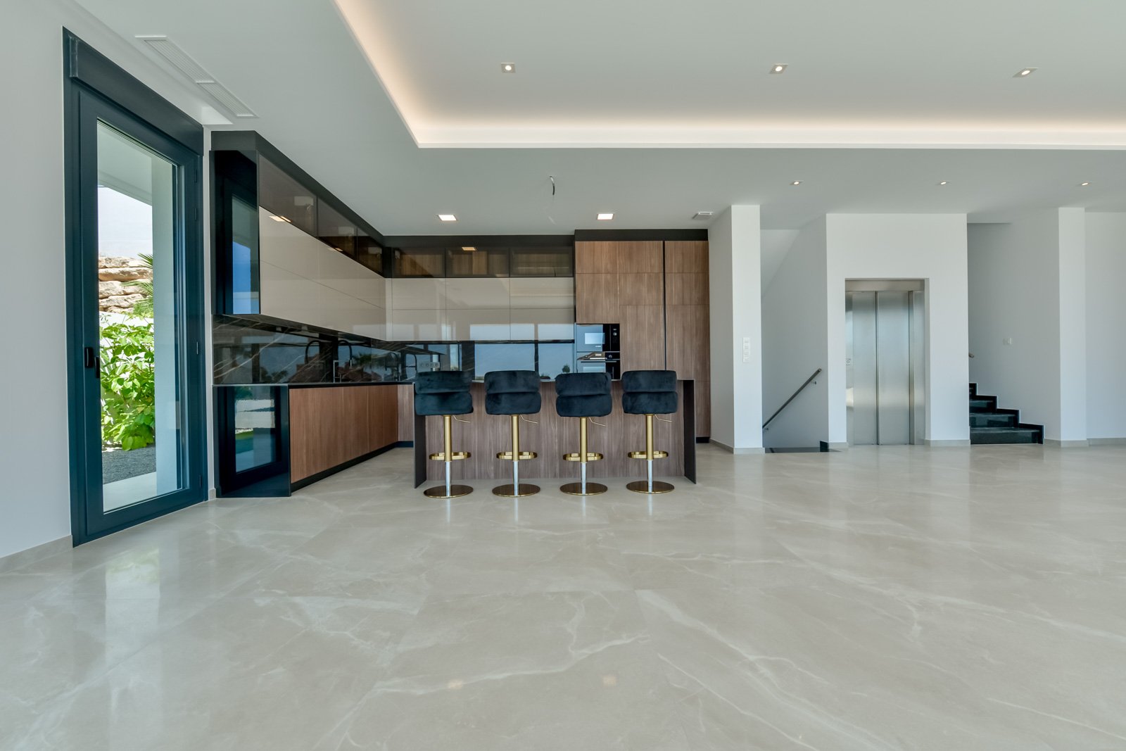 In der prestigeträchtigen Gegend von Golf Bahía gelegen, bieten diese exklusiven Villen ein unvergleichliches Wohnerlebnis. Mit nur drei verfügbaren